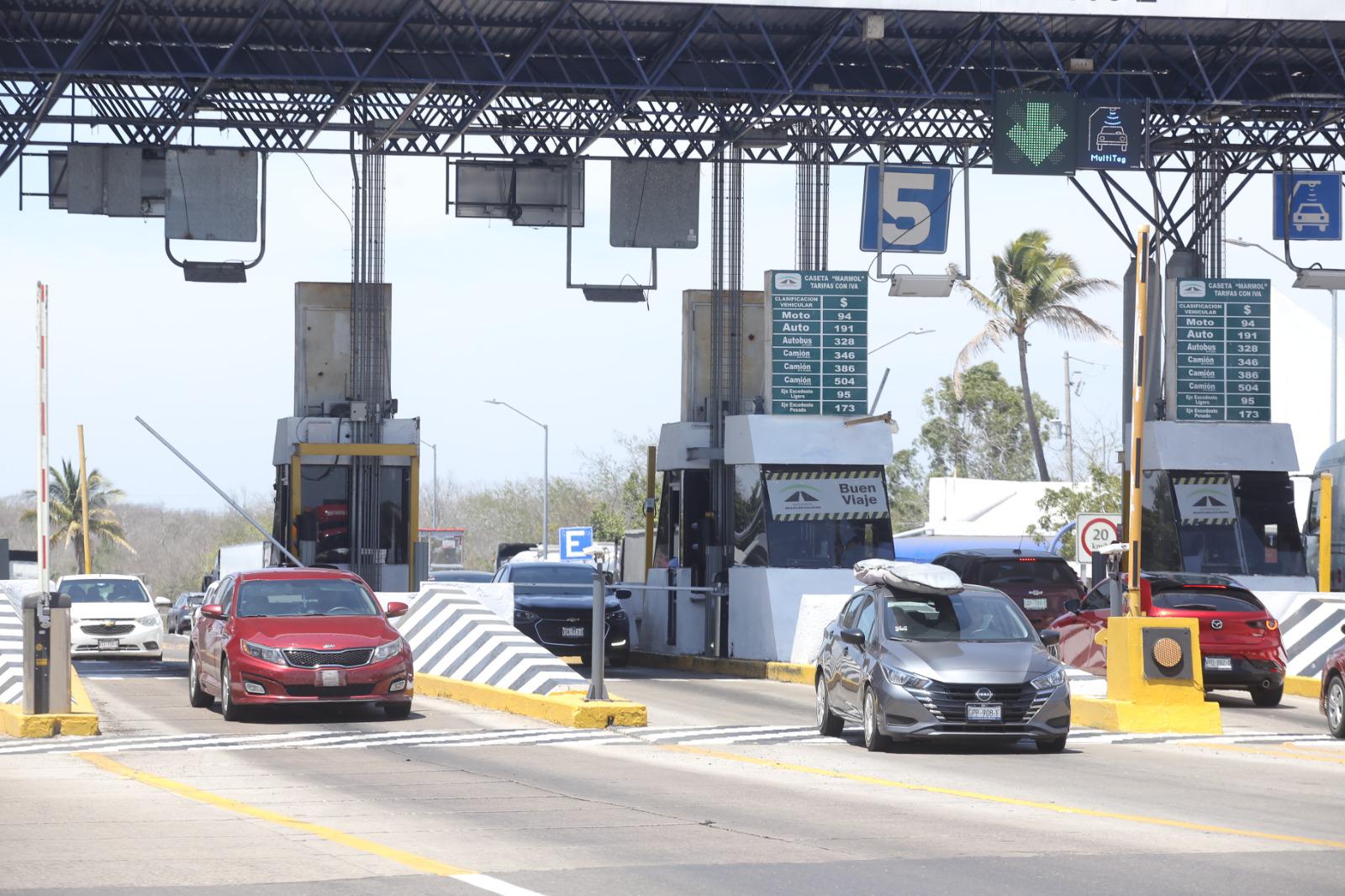 $!Registra Mazatlán alta afluencia vehicular en carreteras durante Sábado de Gloria
