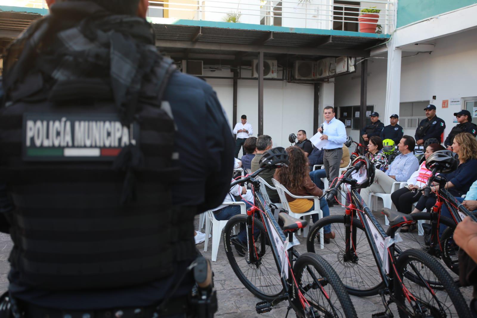 $!Donan empresarios de ‘Proyecto Centro Histórico’ herramientas para los policías
