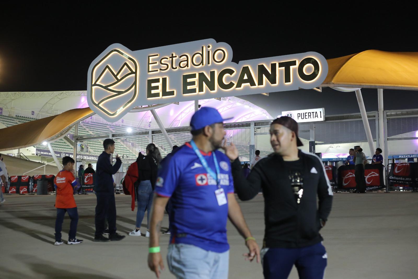 $!La hinchada se hace presente para el choque entre Mazatlán y Cruz Azul