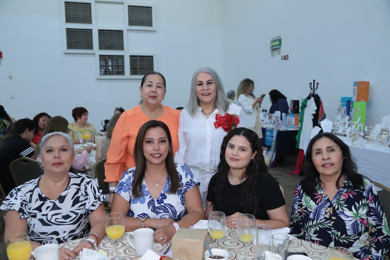 $!Ana y Raquel Zamudio, Teresita Beltrán, Norma Parente, Araceli Palomares y Silvia Reyes.