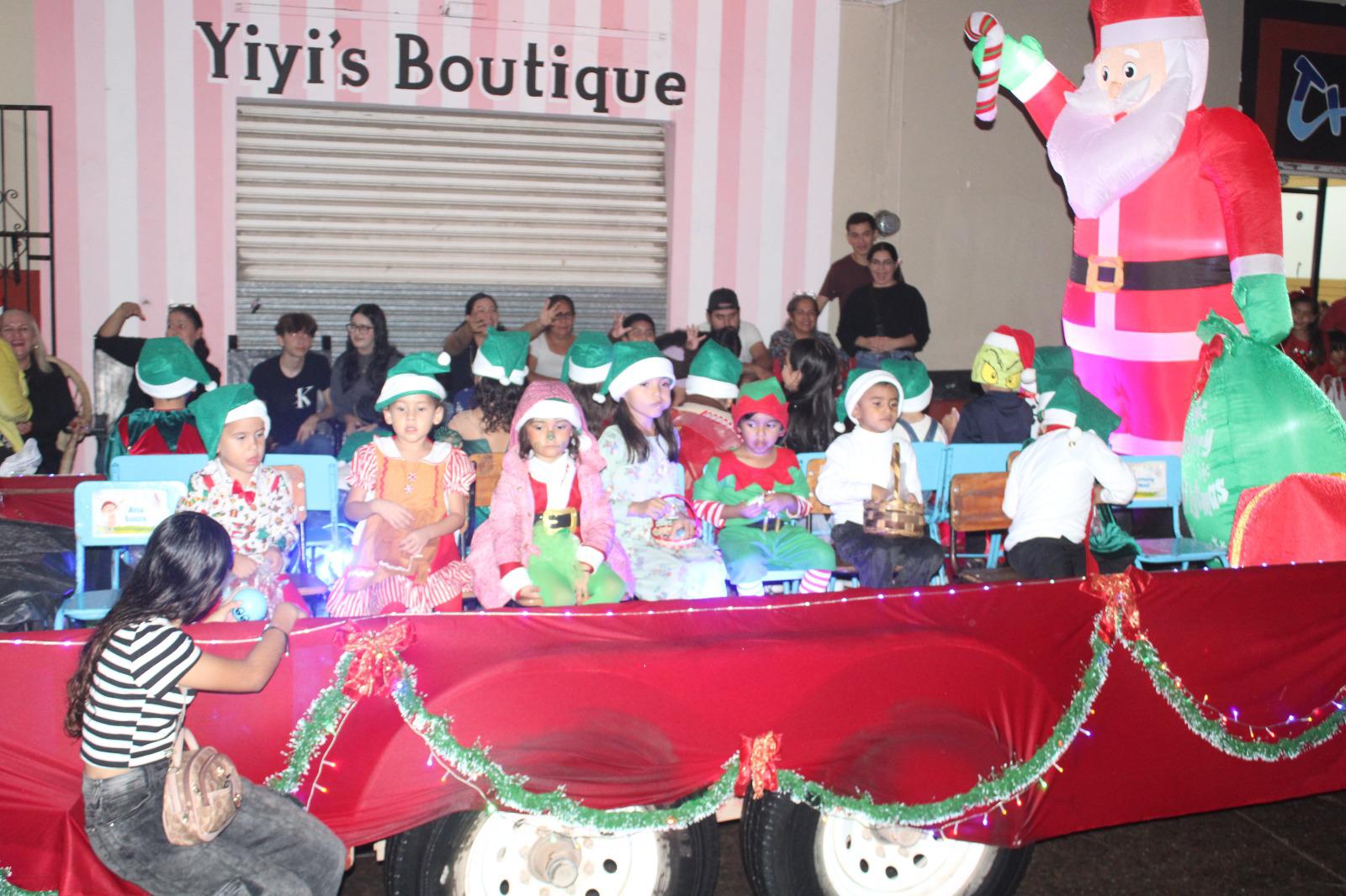 $!Lluvias no frenan desfile de luces y gala navideña en Rosario