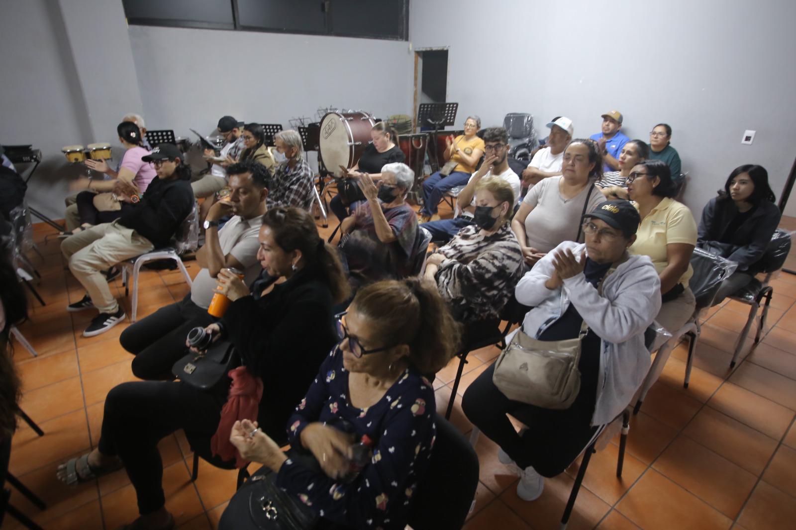 $!Durante el conversatorio también se abordaron costumbres como la quema del mal humor y el uso de papquis en la fiesta popular.