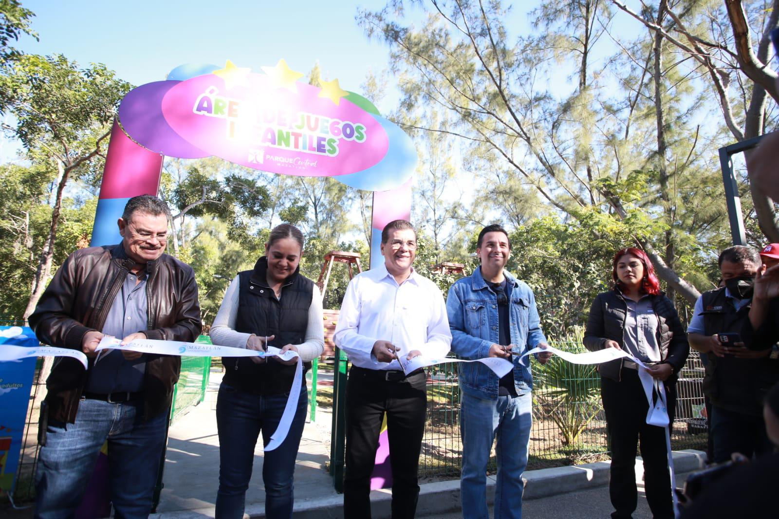 $!Inauguran área de juegos en el Parque Central de Mazatlán