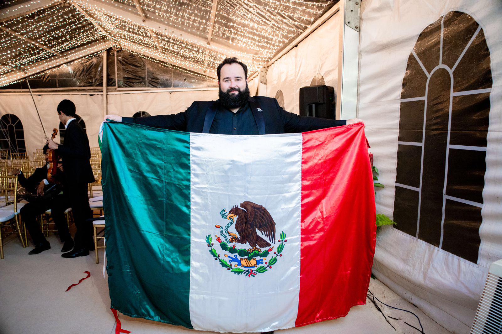 $!El cantante se sintió muy orgulloso se representar a México y a Mazatlán en escenarios internacionales.