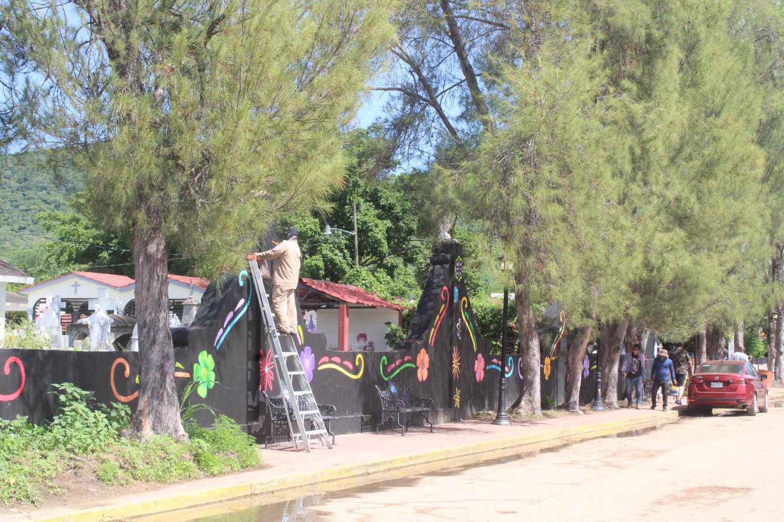 $!Renuevan fachada del panteón San Juan en El Rosario con motivos de Día de Muertos