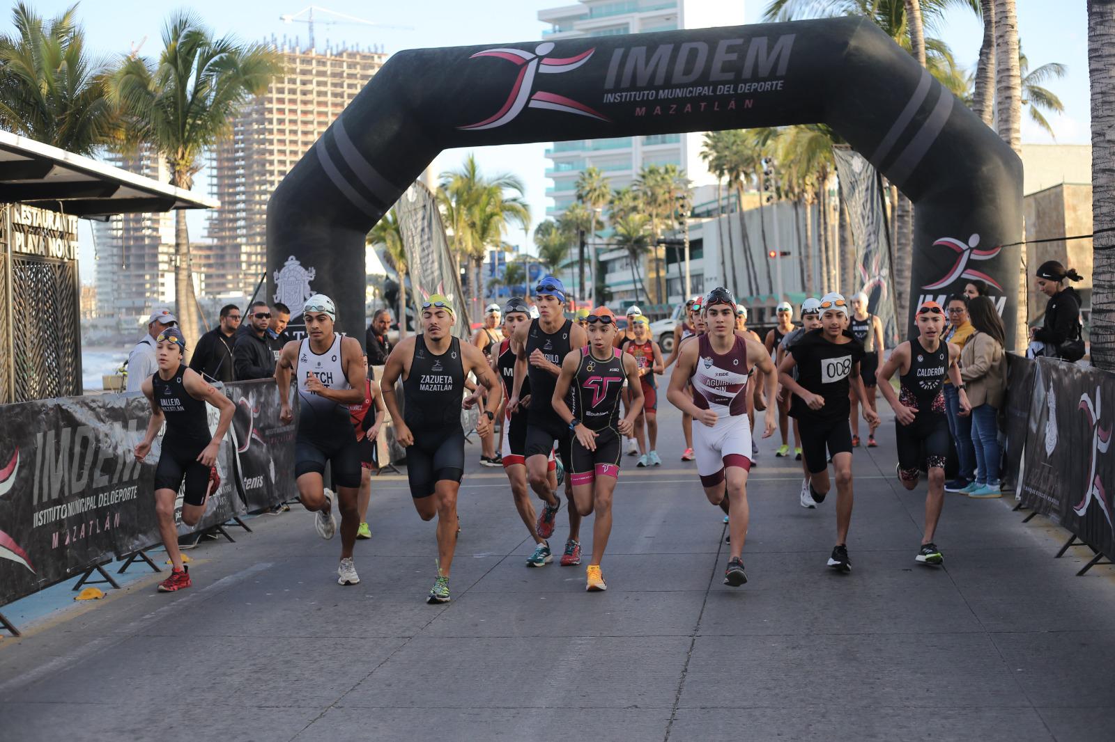 $!‘Perrón’ Zazueta y Daira Mercado protagonizan Selectivo de Acuatlón en Mazatlán