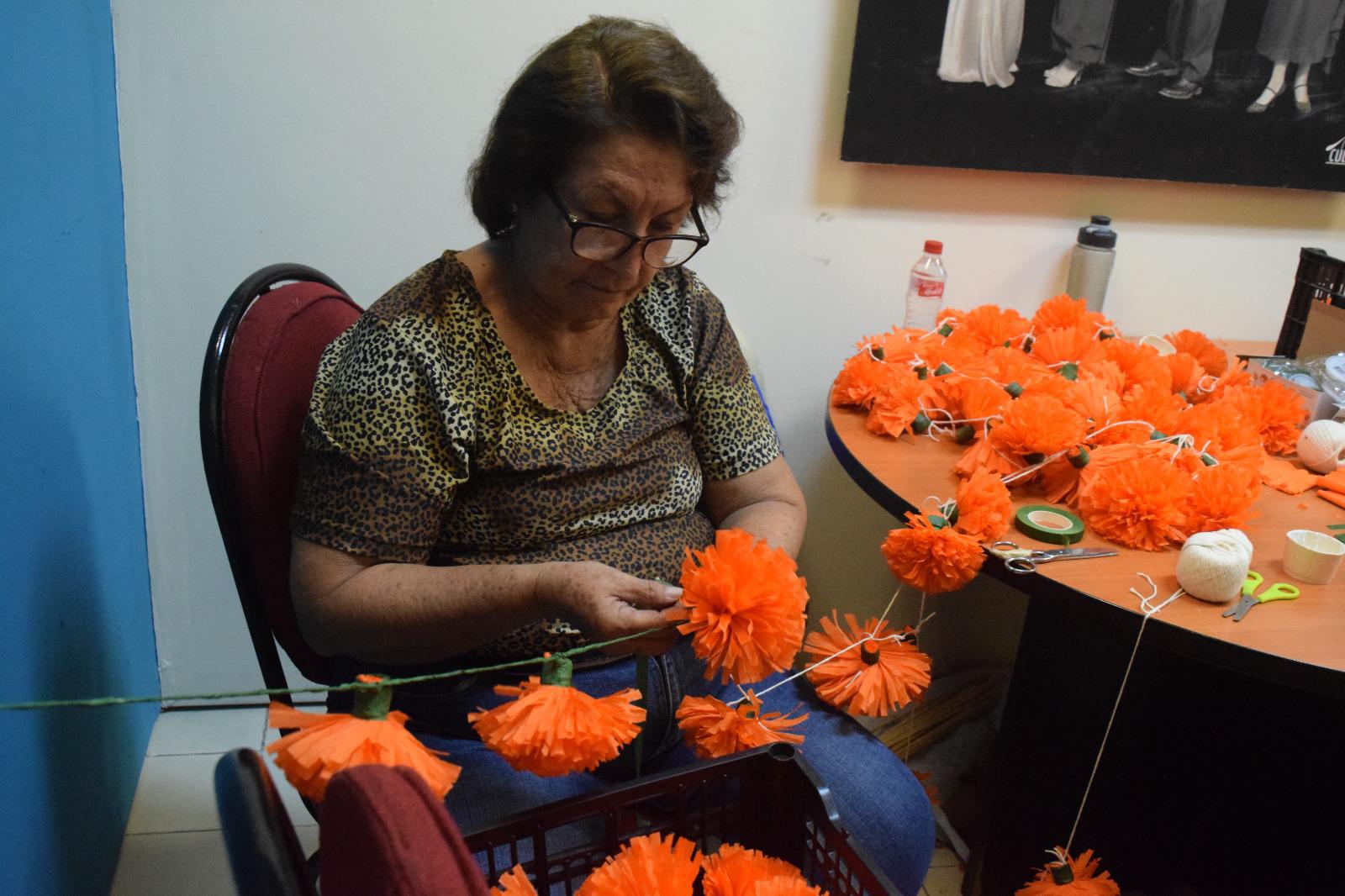 $!Las manos artesanas han creado más de mil 500 flores de papel.