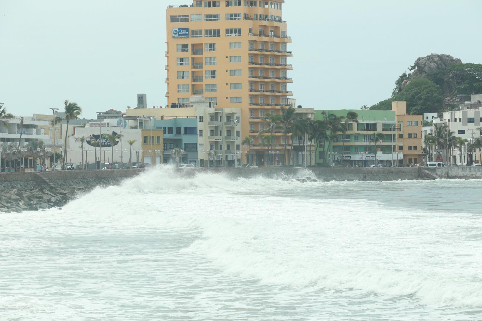 $!Cierran de nuevo las playas de Mazatlán por fuerte oleaje