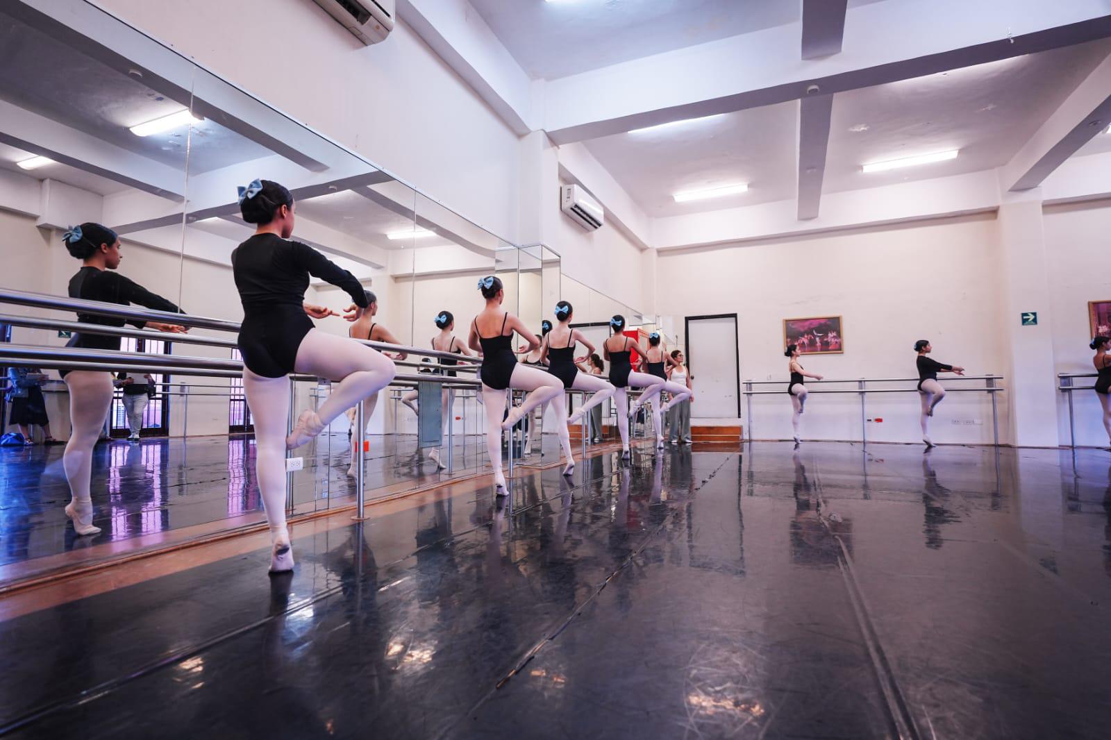 $!Los estudiantes deben “congelar mentalmente” la acción del cuerpo, observar el gesto de la bailarina y realizar un trazo inicial.