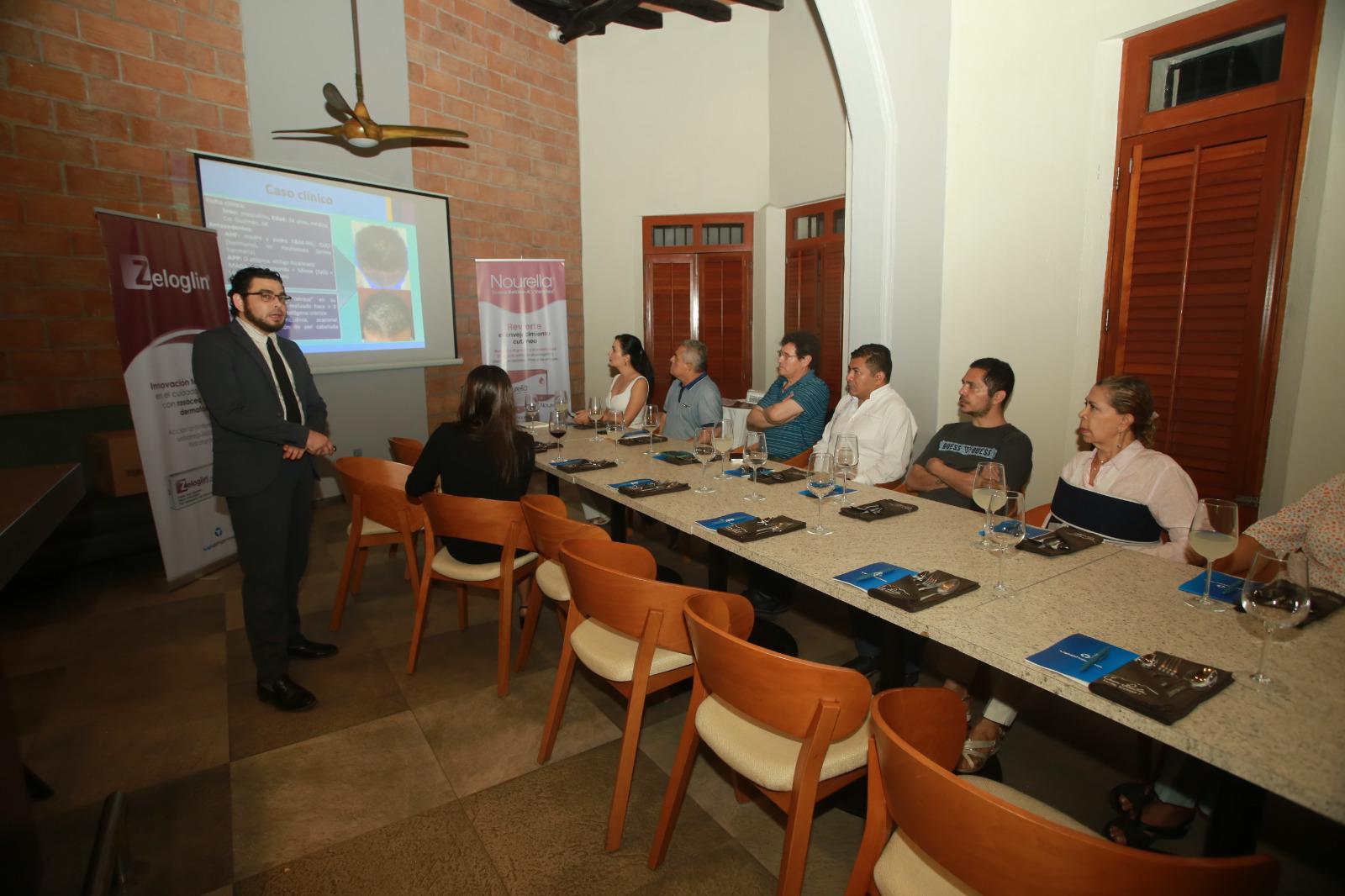 $!Previa a la entrega del reconocimiento, Juan Basilio López, quien vino de Guadalajara, realizó la ponencia “Innovación terapéutico en el cuidado de la piel con rosácea y otras dermatosis”.