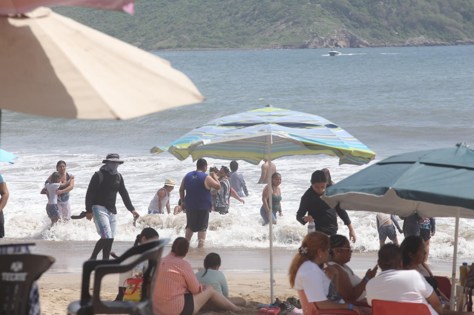 $!Reabren playas de Mazatlán pese a que cocodrilo sigue sin ser localizado