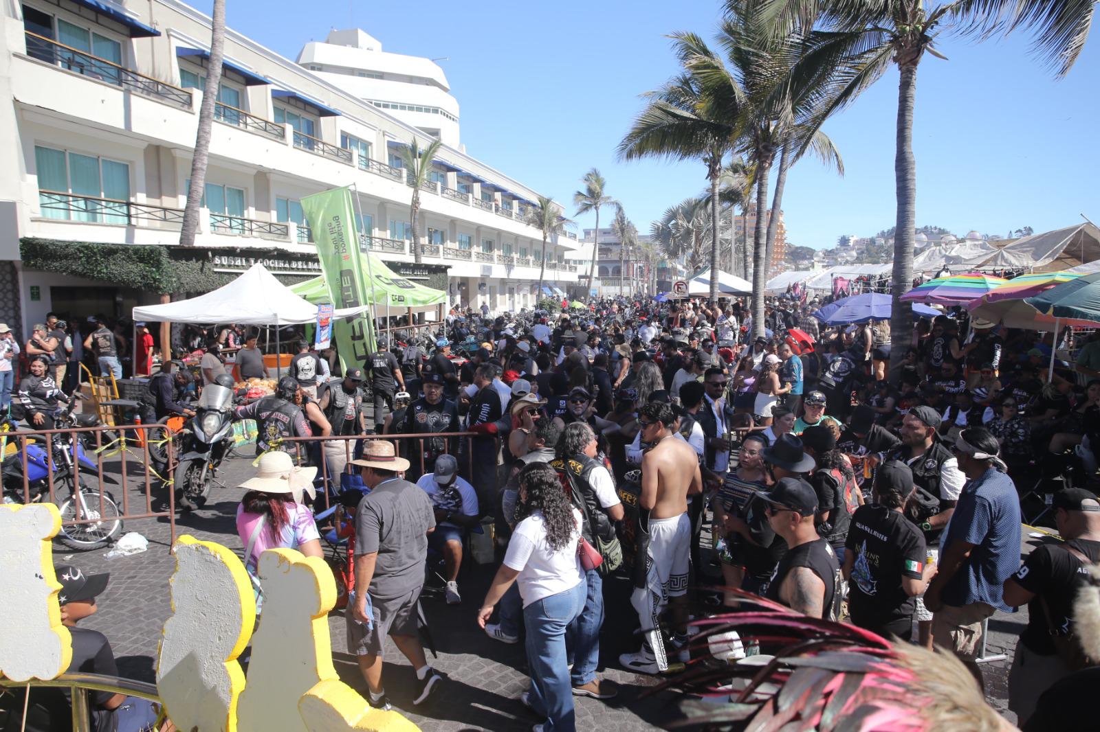 $!Bikers nacionales se apoderan de la zona turística de Mazatlán