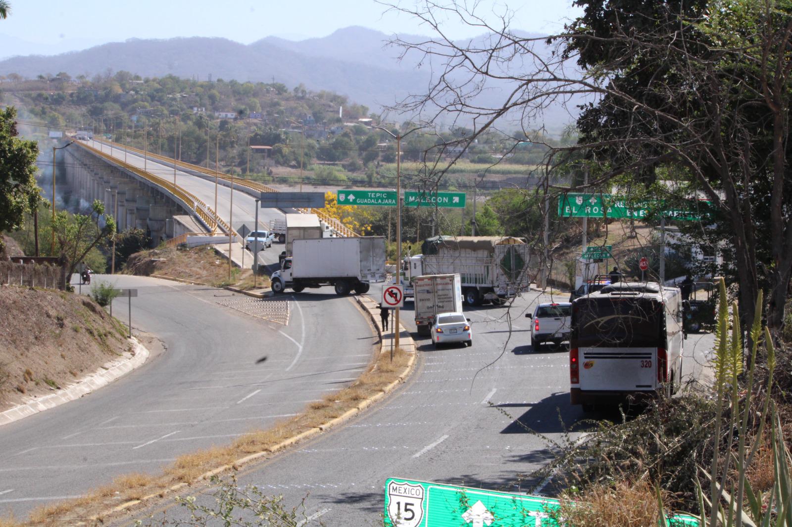 $!Bloquean con vehículos y ponchallantas el puente sobre el río Baluarte en la carretera México 15, al sur de Rosario