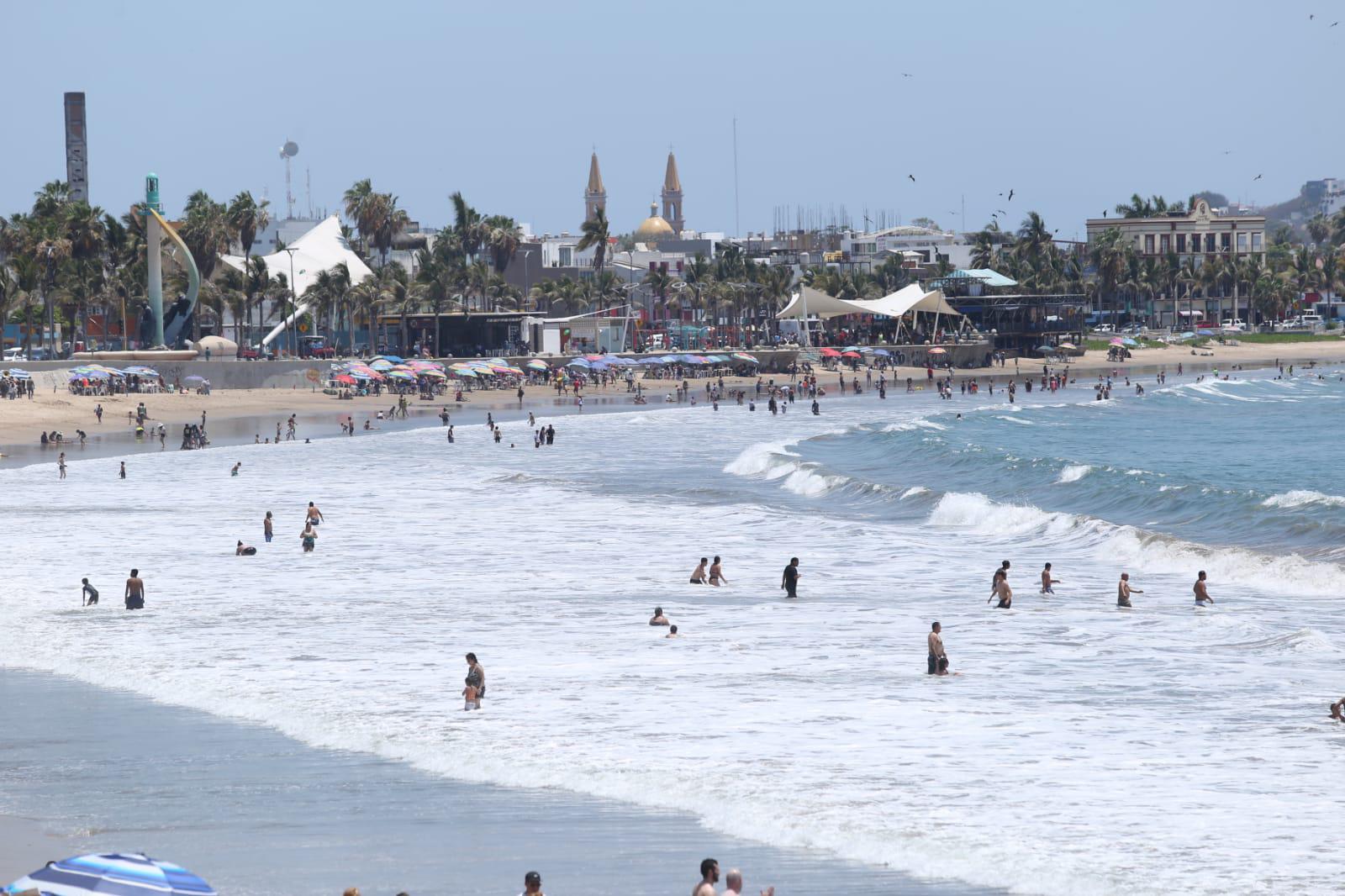 $!Alrededor de 1,500 bañistas disfrutan este sábado las playas de Mazatlán