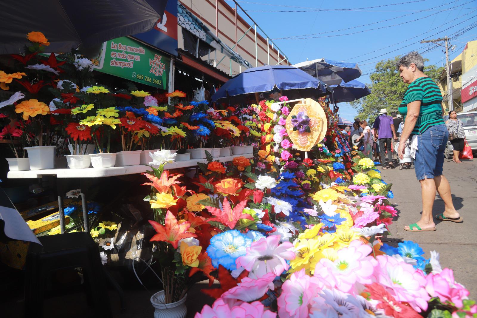 $!Se llena tianguis de la Juárez de máscaras por Halloween y flores por Día de Muertos