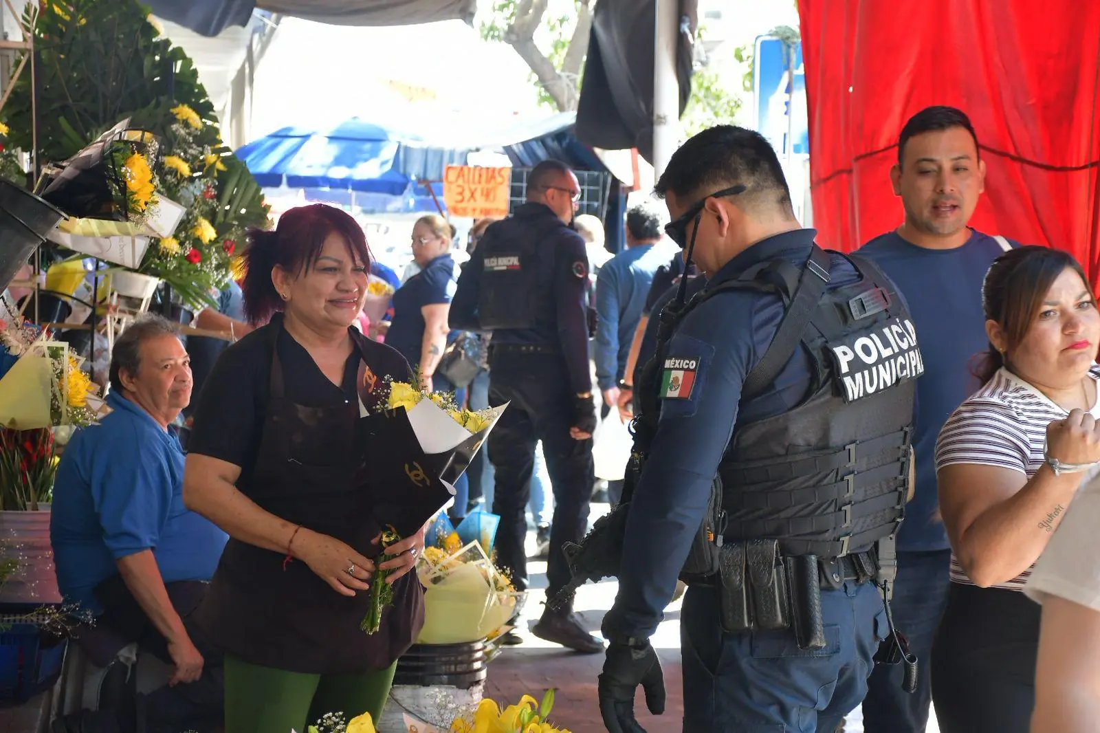 $!Cae la venta de flores amarillas en el Mercado de las Flores de Culiacán