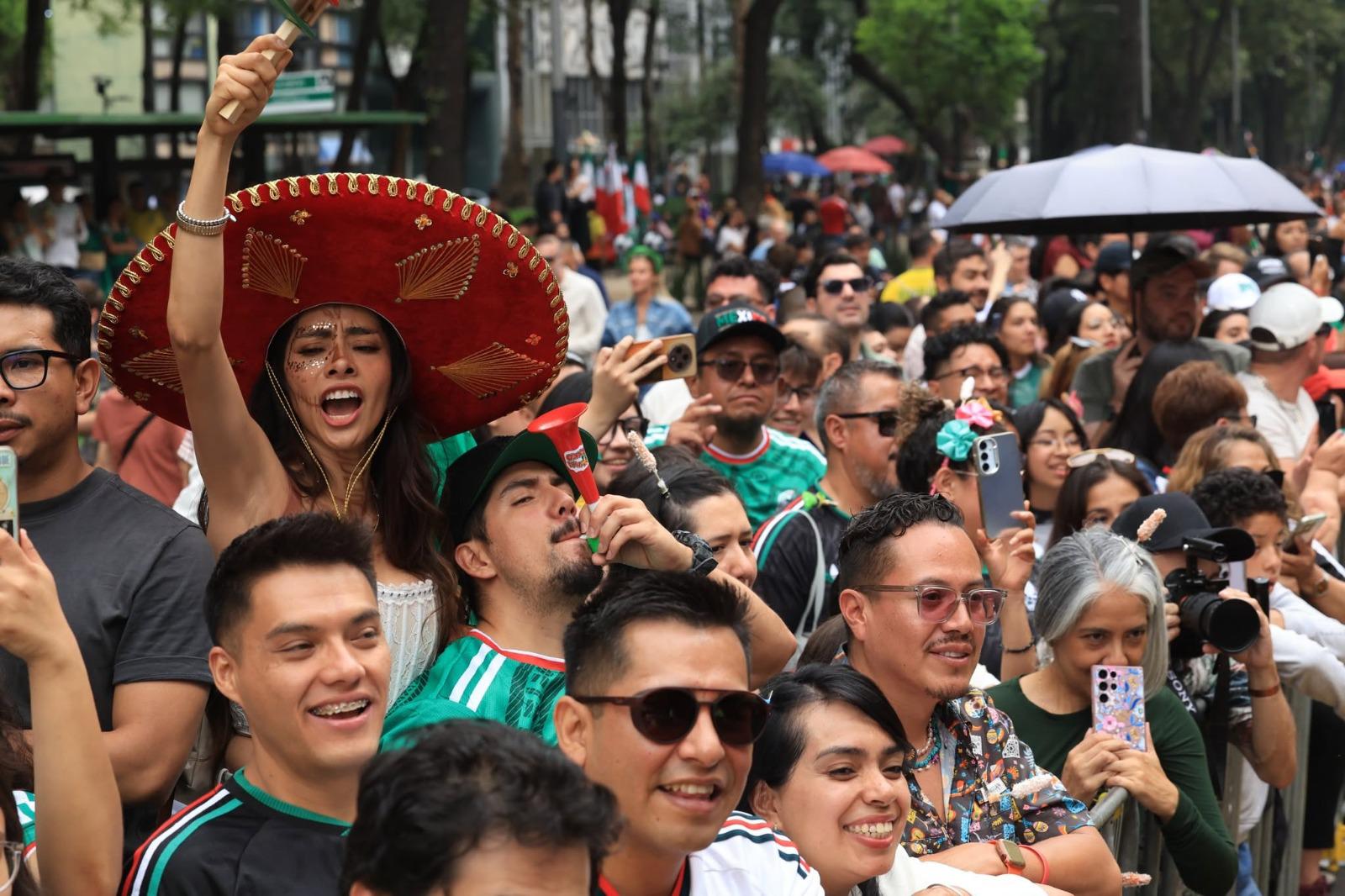 $!Entre danzas y carros alegóricos: turistas y aficionados ven el Desfile Mundialista sobre Paseo de la Reforma