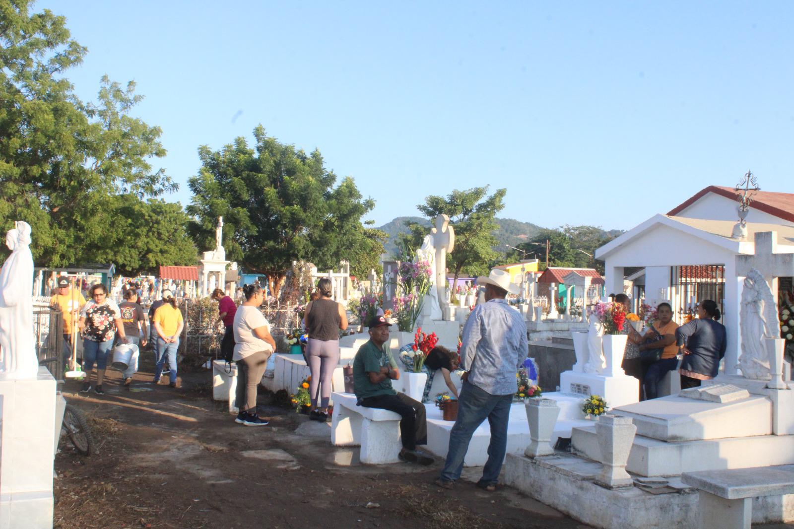 $!Panteón municipal de Rosario tiene concurrido Día de Muertos