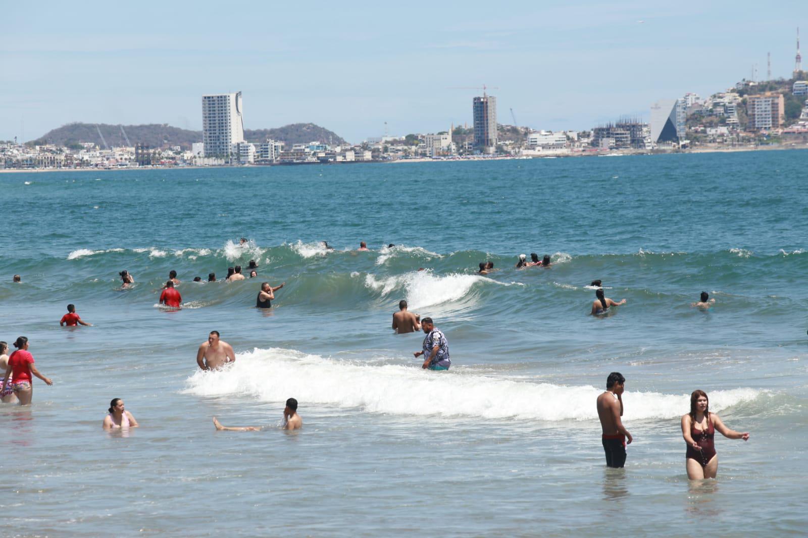 $!Después de la tormenta, bañistas regresan a las playas de Mazatlán