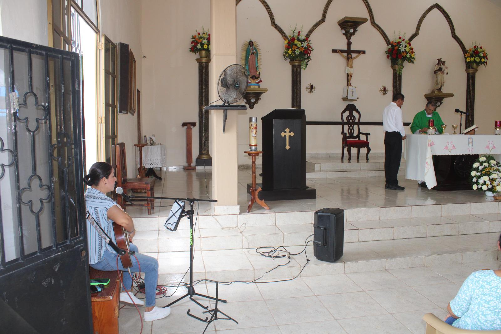 $!Martha en su canto y su guitarra ha encontrado un oficio dedicado a Dios y a la Virgen del Rosario