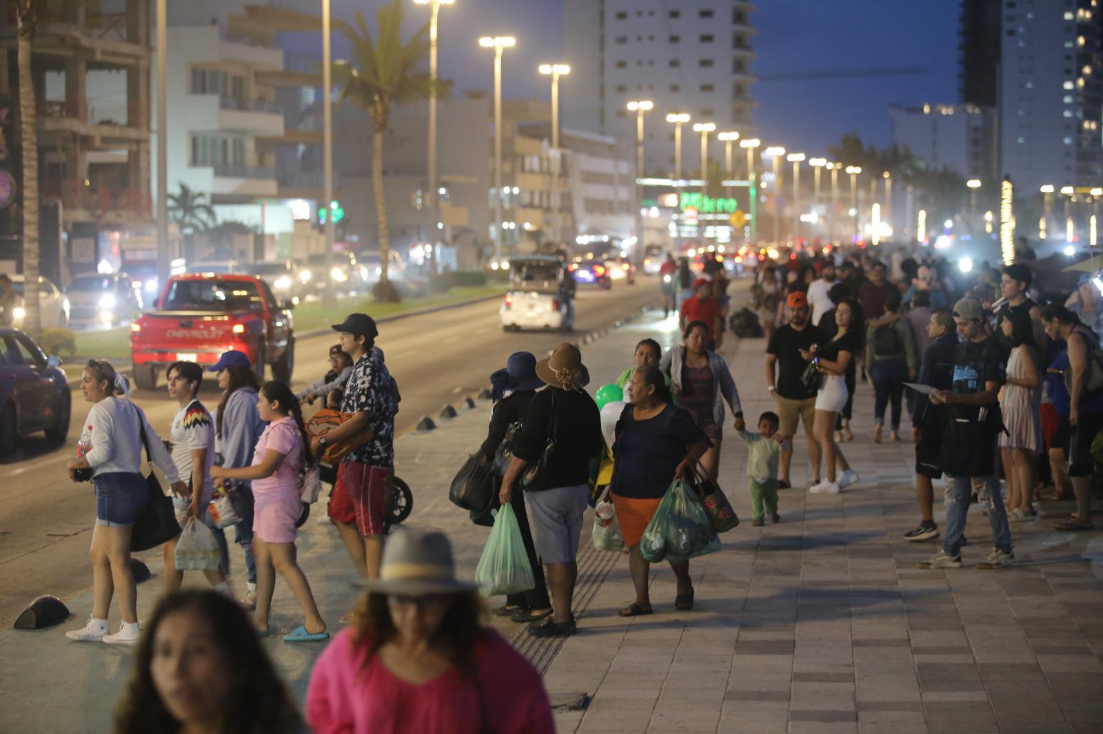 $!Se despiden bañistas de las playas de Mazatlán en Domingo de Pascua