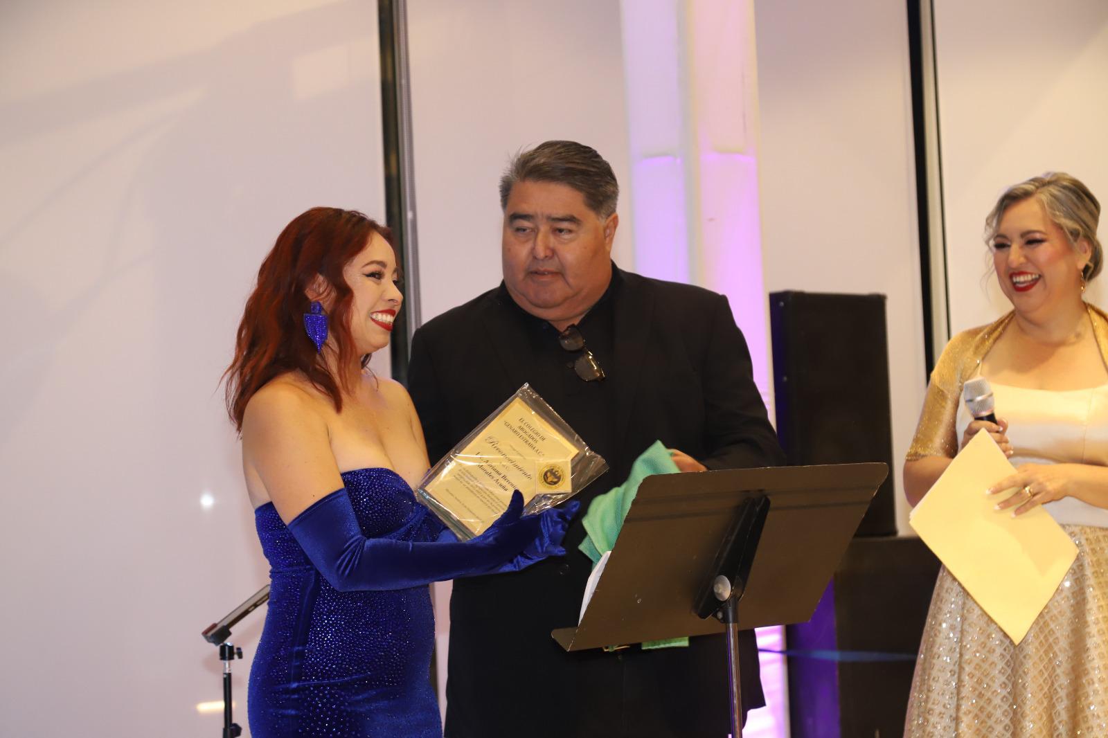 $!Adriana Morales Acuña, presidenta saliente recibe un reconocimiento.