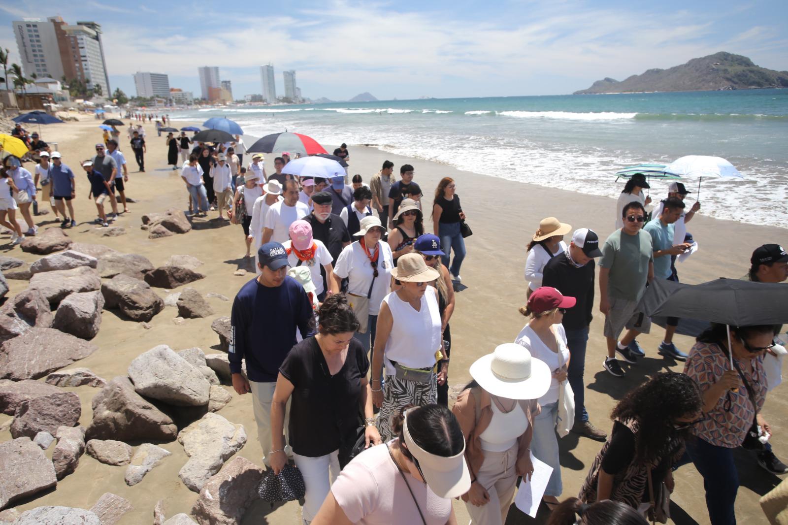 $!El contingente recorrió las calles y la zona de playa en un ambiente de respeto y devoción.