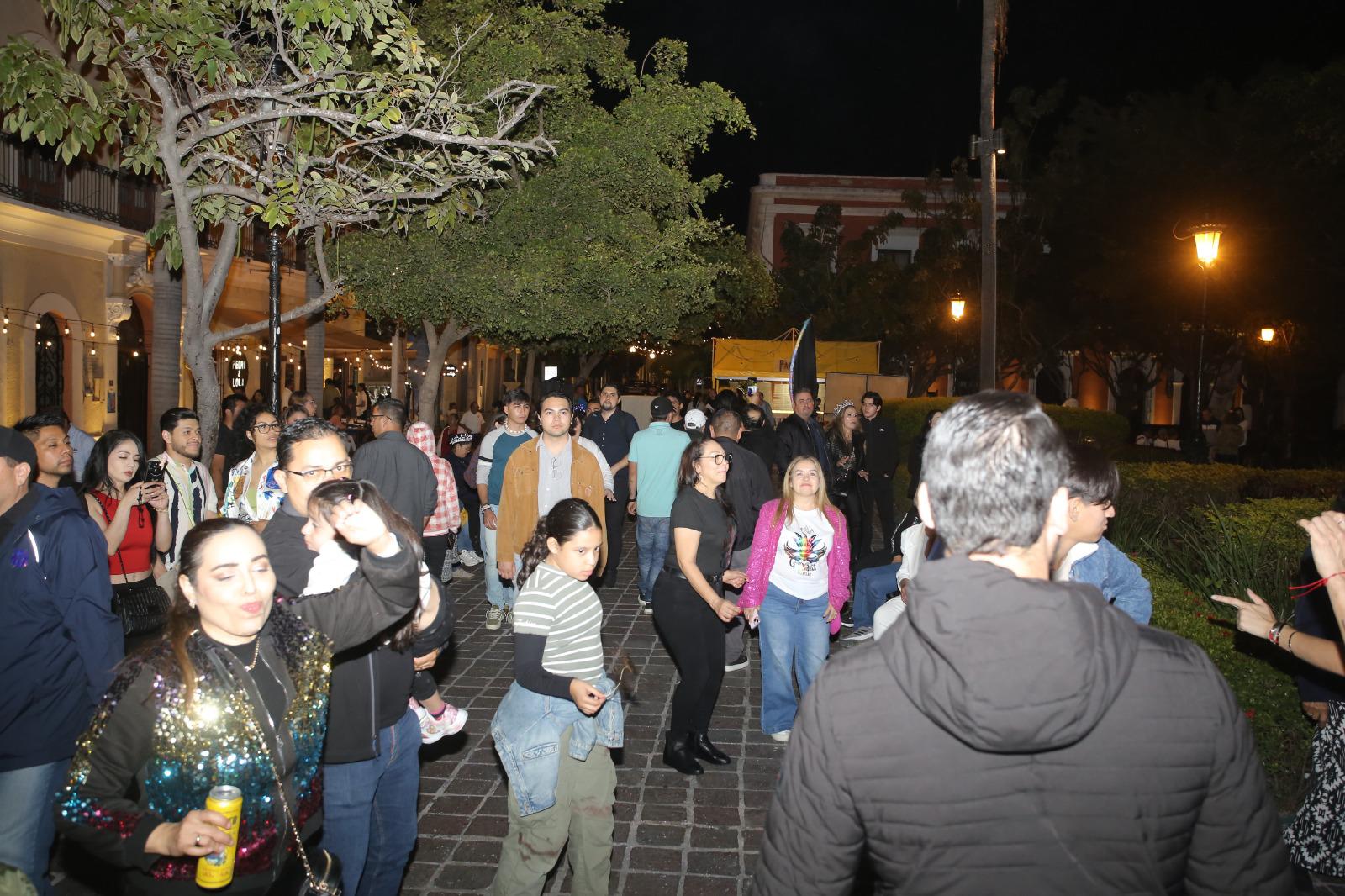 $!Combate Naval reunió cerca de 95 mil personas en Olas Altas en Mazatlán