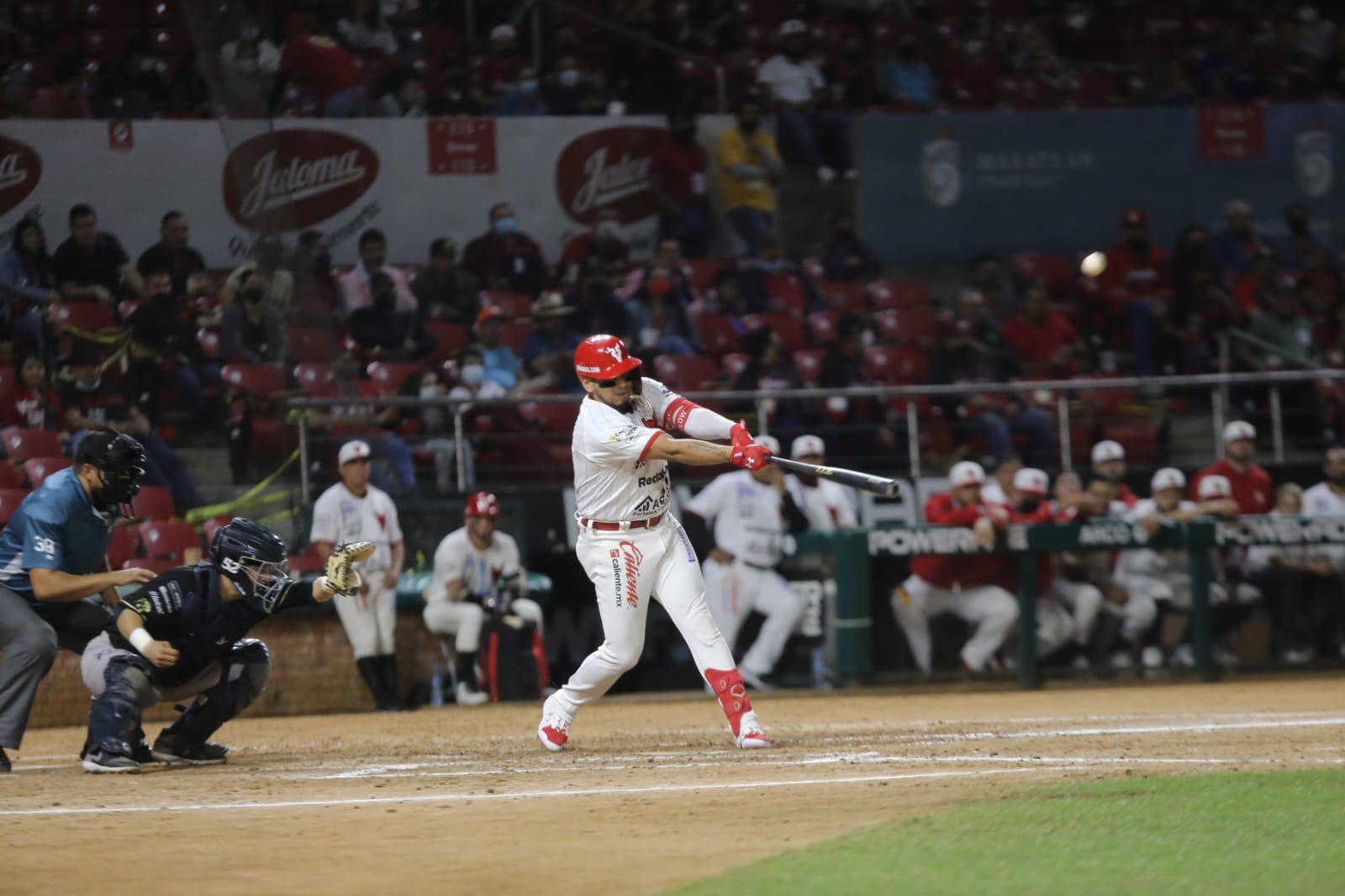$!Édgar Torres domina la ofensiva de Sultanes y Venados pega primero en la serie