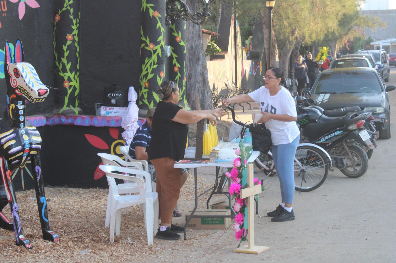 $!Panteón municipal de Rosario tiene concurrido Día de Muertos