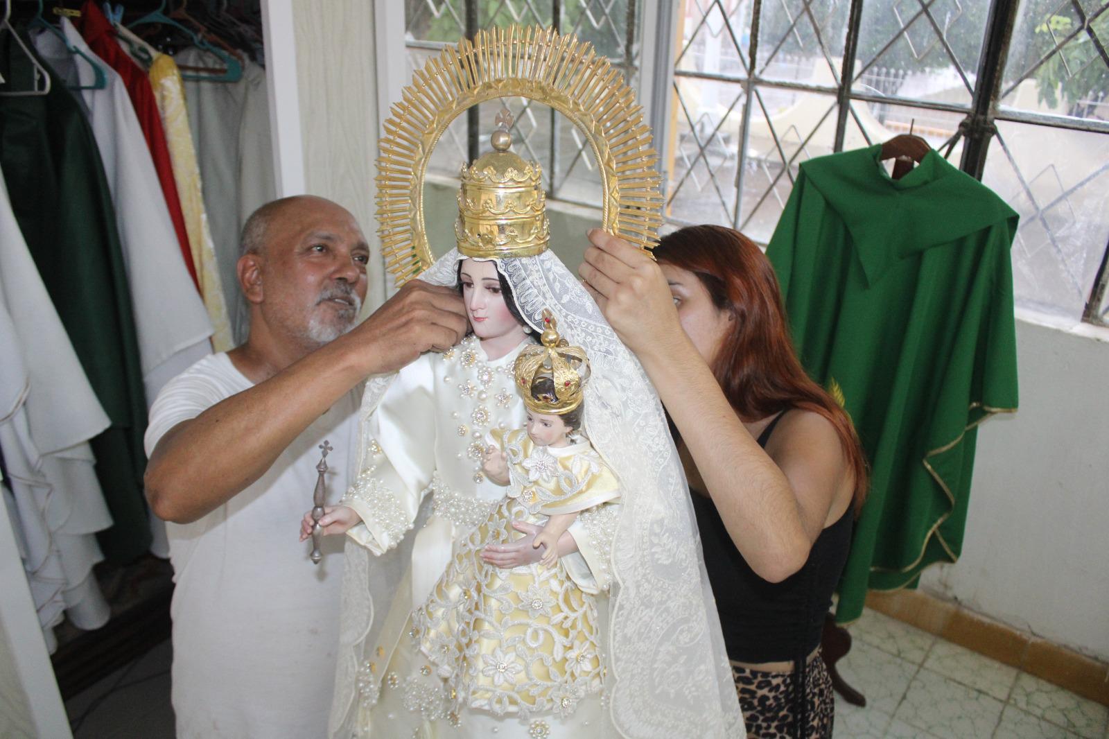 $!Josefina agradece con vestido a la Virgen de Loreto el que cuide de su familia e hijo cada que navega