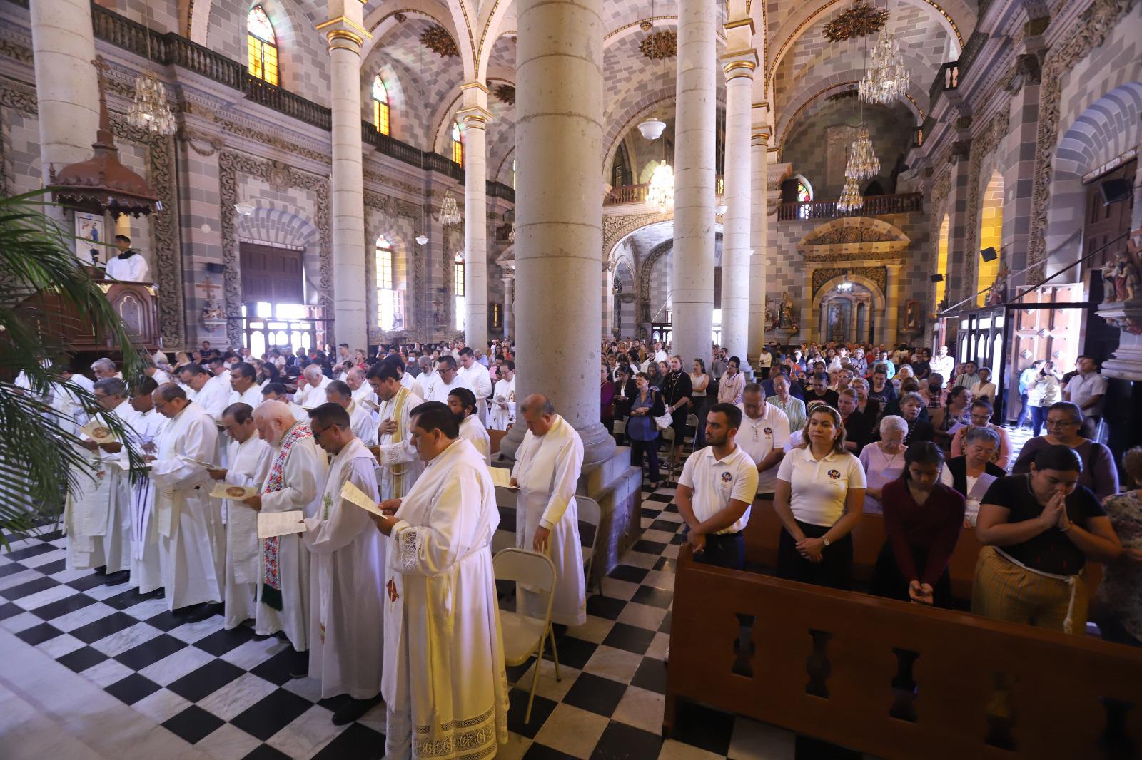 $!Renuevan presbíteros promesas sacerdotales y bendicen los óleos y el Santo Crisma