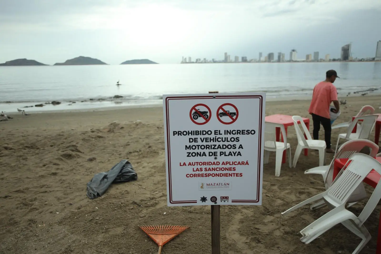 $!Pescadores de Playa Norte reclaman bloqueo de rampa por bolardo metálico