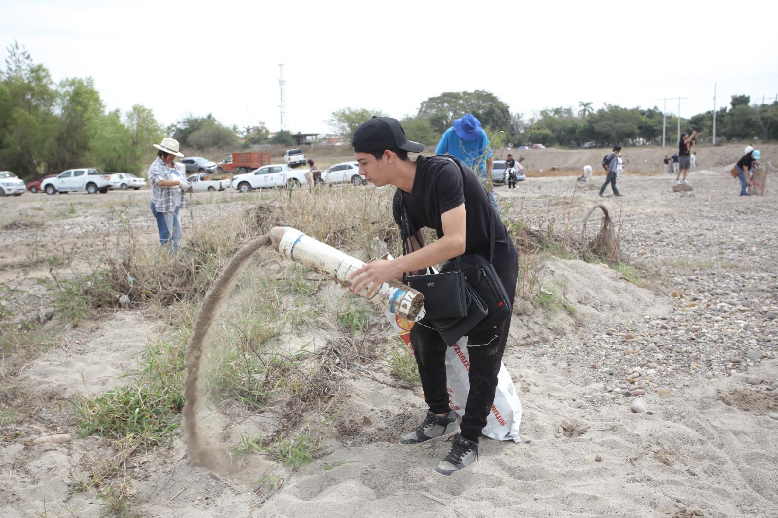 $!Cientos de personas se reúnen a limpiar el río Presidio en Mazatlán