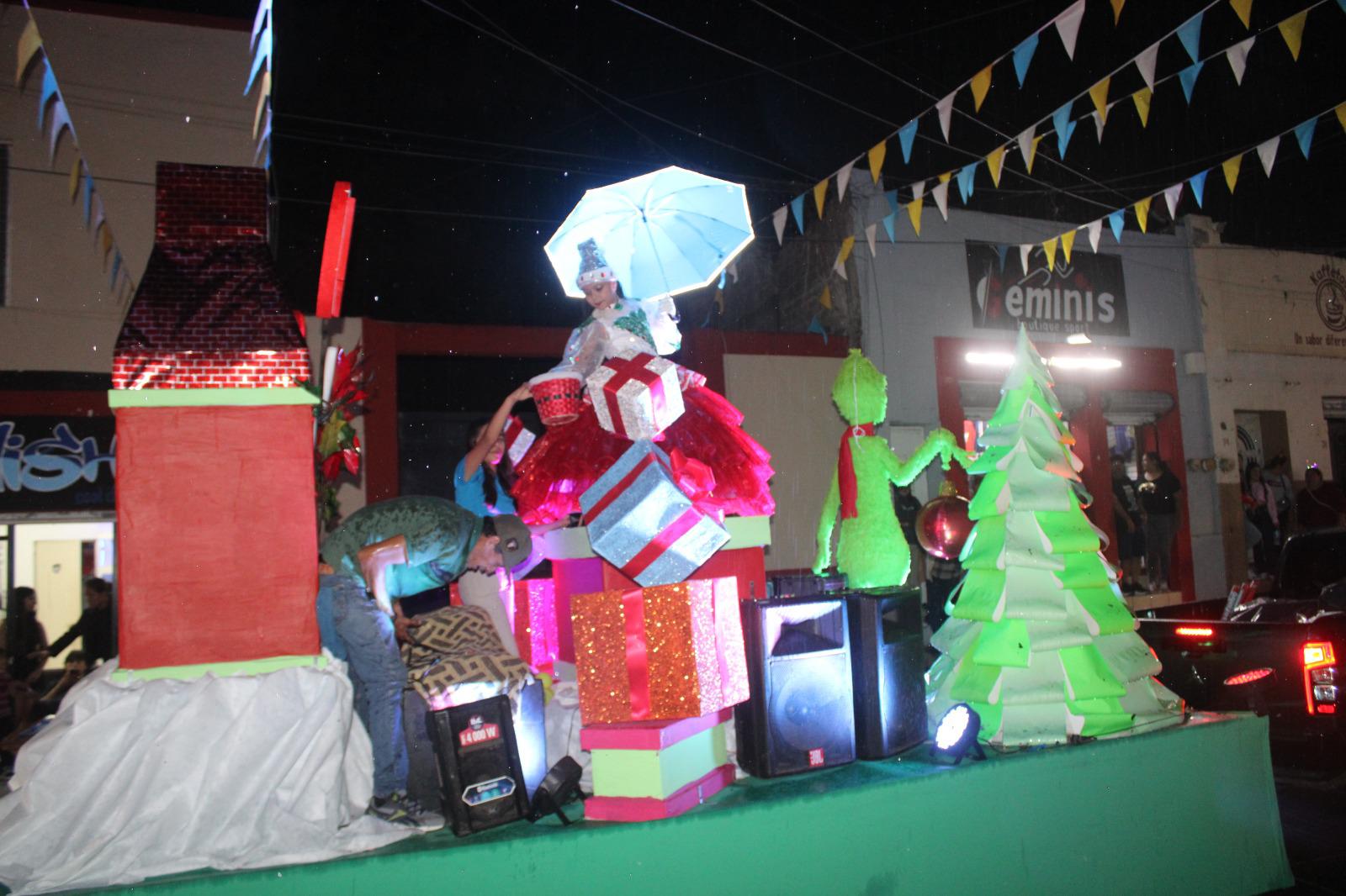 $!Lluvias no frenan desfile de luces y gala navideña en Rosario