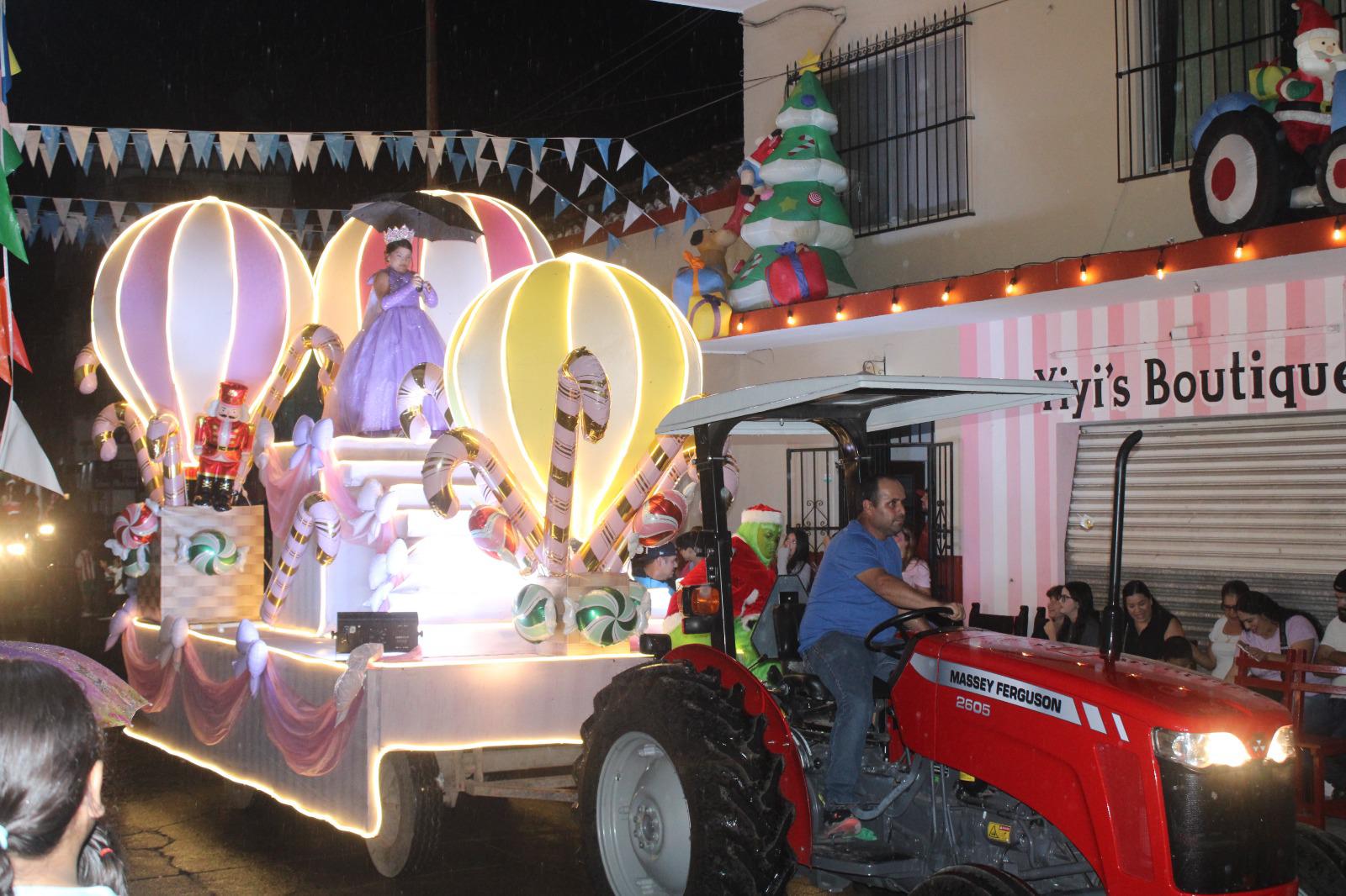 $!Lluvias no frenan desfile de luces y gala navideña en Rosario