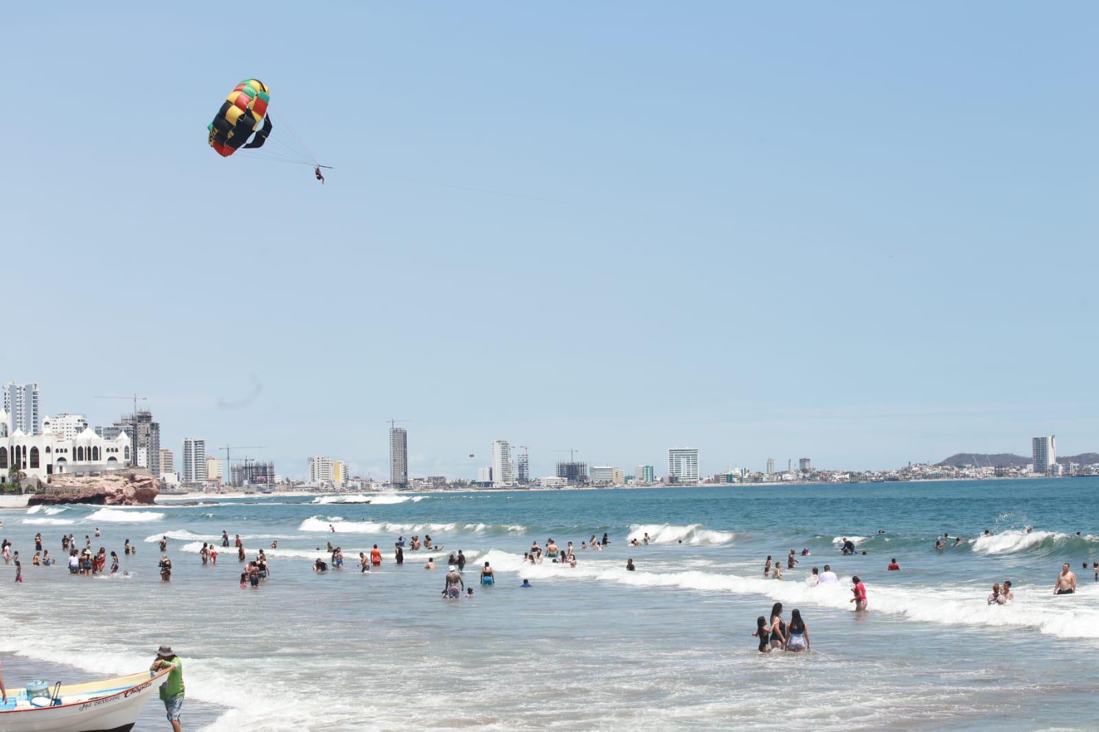 $!Después de la tormenta, bañistas regresan a las playas de Mazatlán