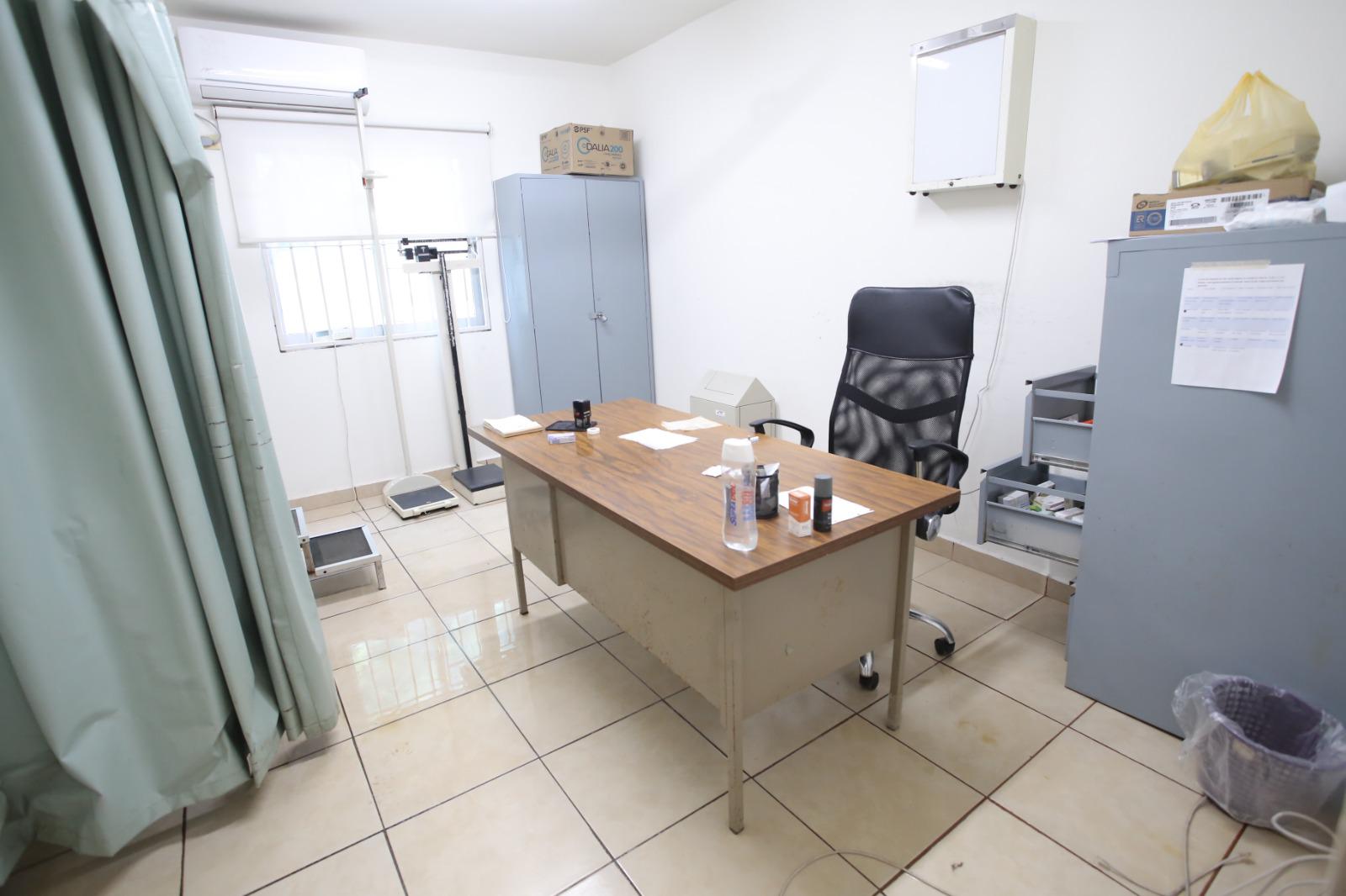 $!Impermeabilizaron pero ahora en Clínica del IMSS Bienestar en Mazatlán les entra más agua