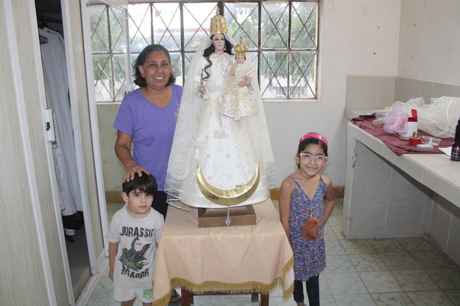 $!Josefina agradece con vestido a la Virgen de Loreto el que cuide de su familia e hijo cada que navega