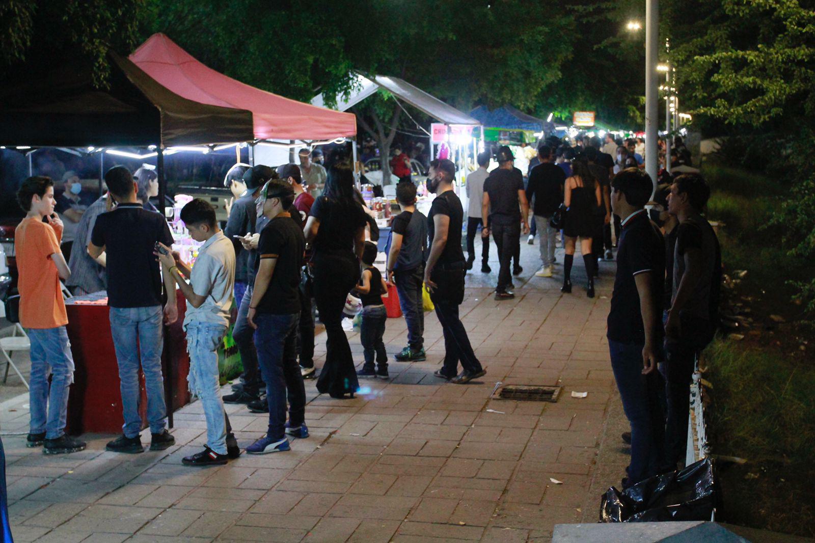 $!En Culiacán, festejan Halloween en el Malecón sin respetar medidas sanitarias