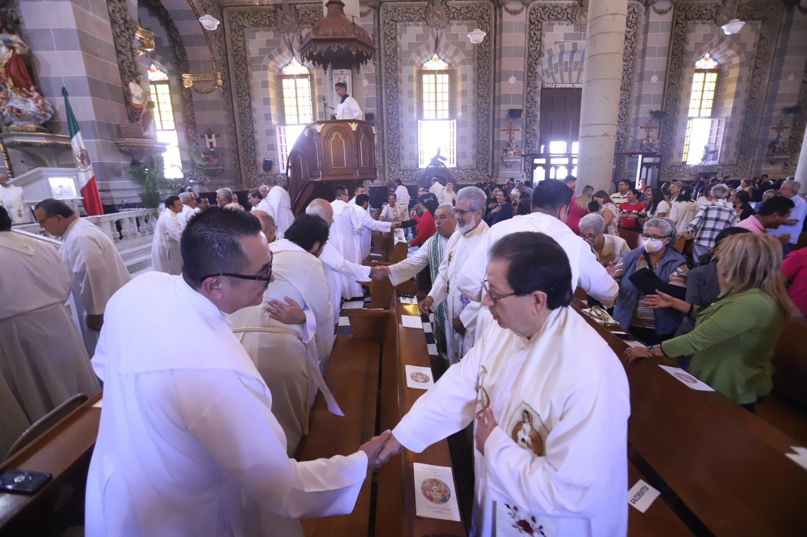$!Renuevan presbíteros promesas sacerdotales y bendicen los óleos y el Santo Crisma