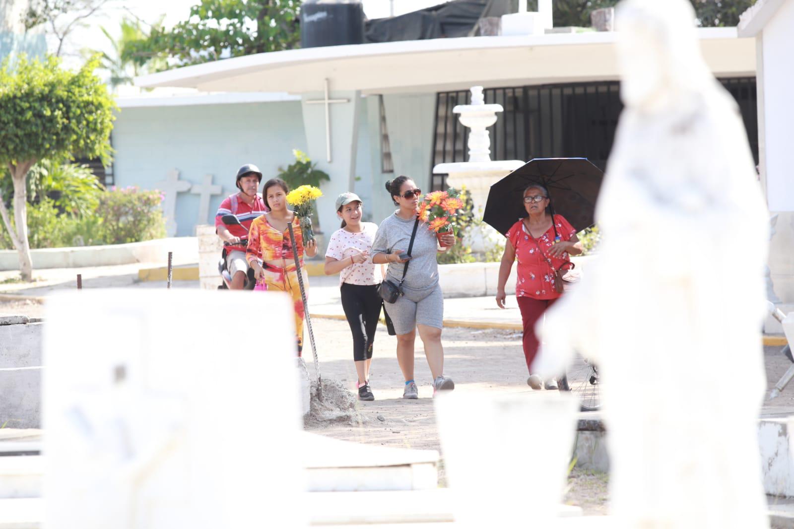$!Recuerdan a los padres en su día en los panteones de Mazatlán