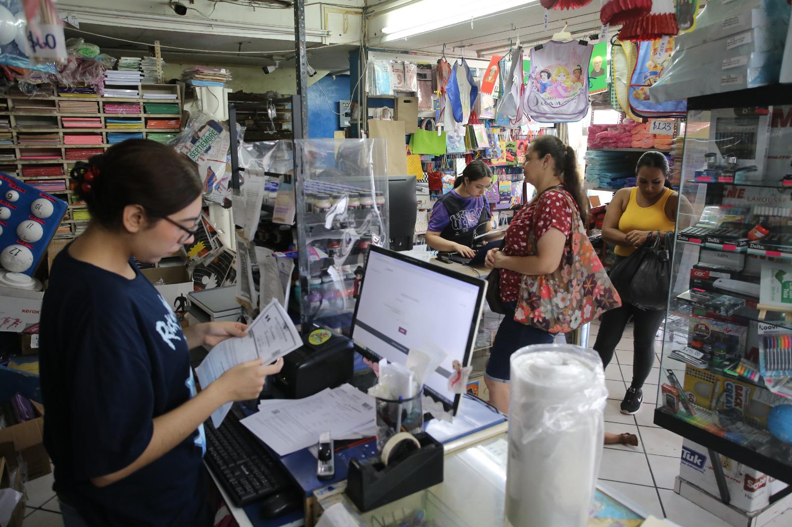 $!Arranca en Mazatlán el canje de uniformes y útiles con fluidez y sin aglomeraciones