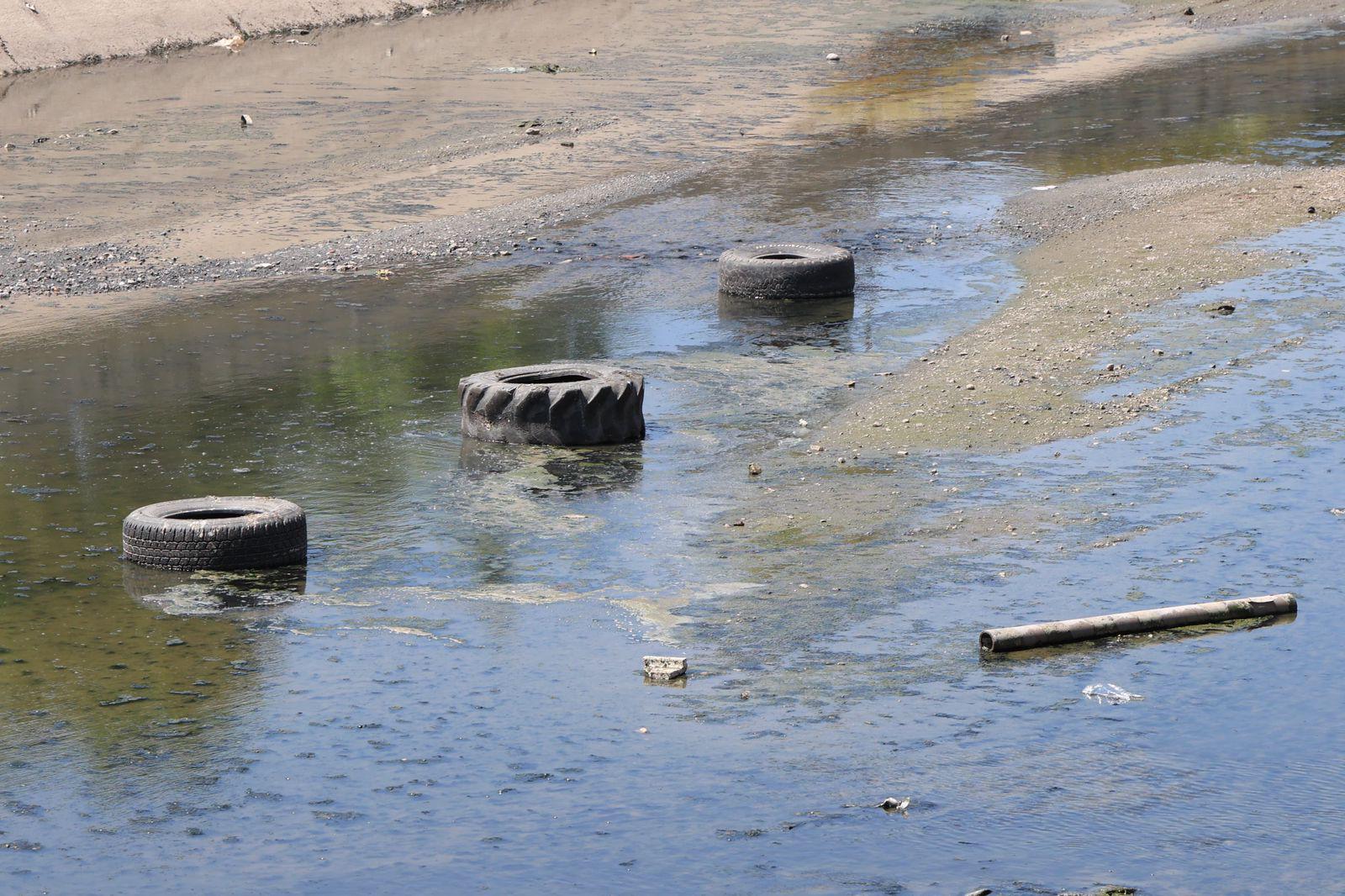 $!Basura y agua estancada afectan al Arroyo Jabalines y canales de Mazatlán