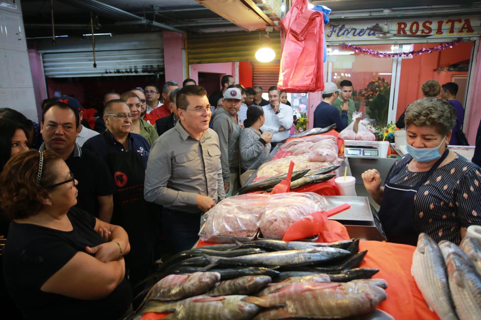 $!Alcalde de Mazatlán realiza visita al tianguis de la Juárez