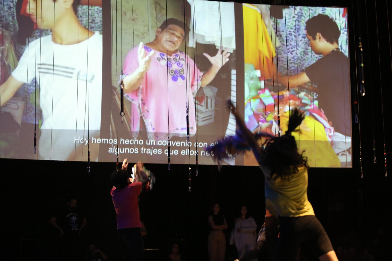 $!Imágenes en pantallas, un público a la expectativa y una narrativa intensa fueron escuchadas y visualizadas durante la obra.