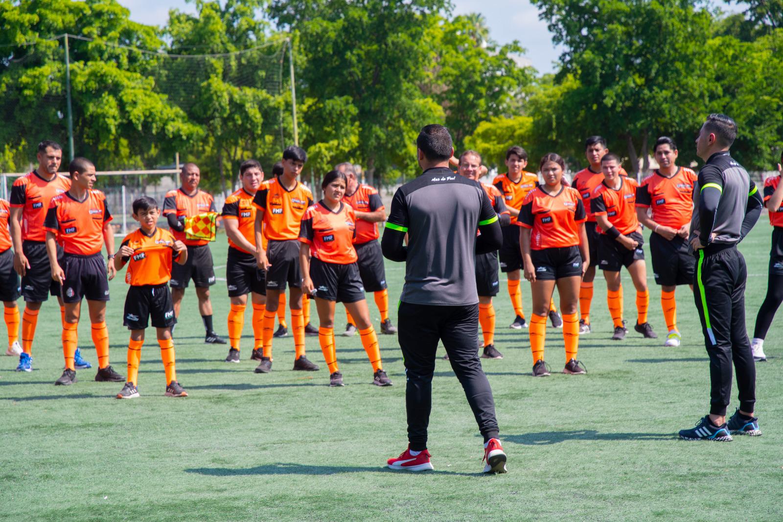 $!Imparte Imdec capacitación para árbitros del Sector Popular de Culiacán