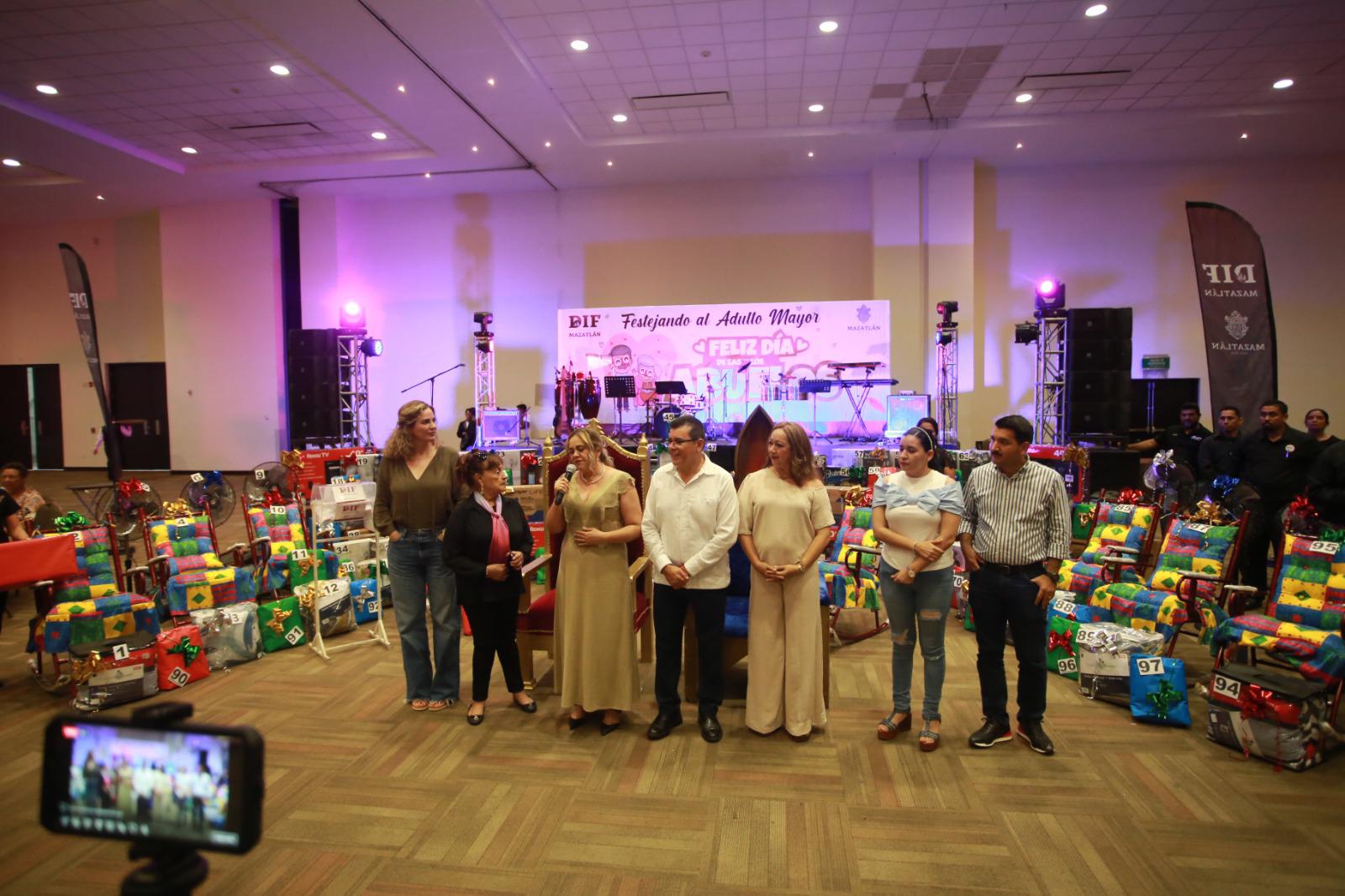 $!En medio de rifa, festejan al Adulto Mayor del DIF Mazatlán