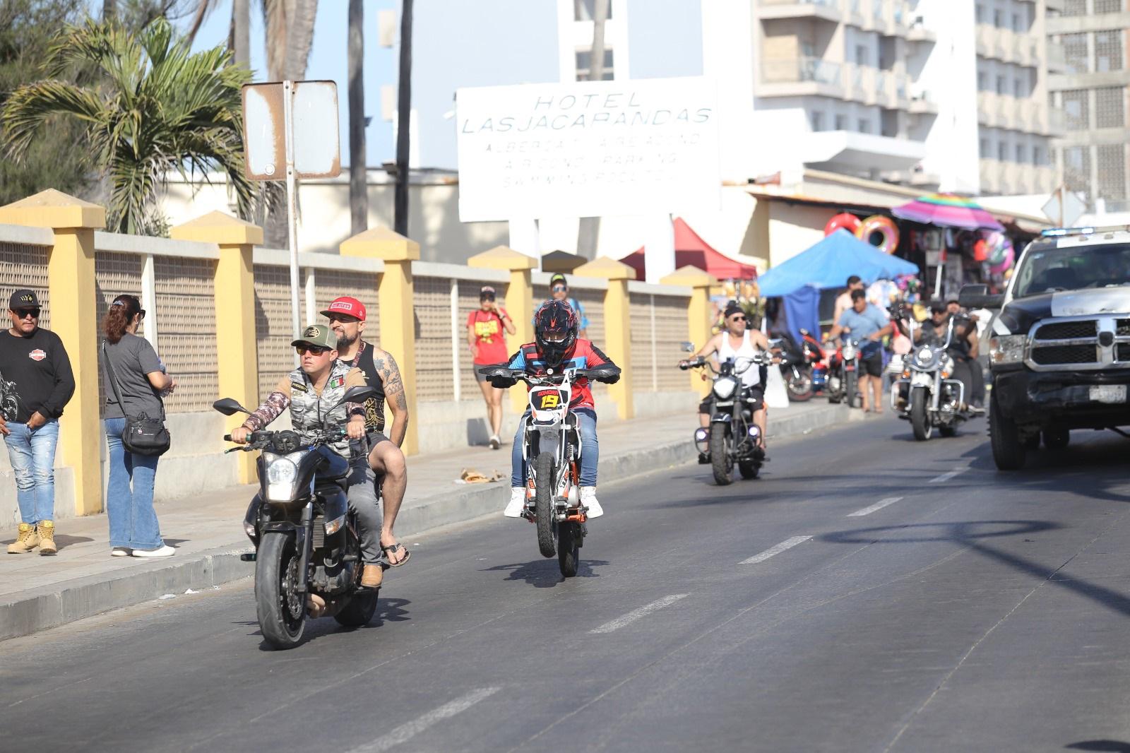 $!Rugen máquinas en el malecón en el desfile de la Semana de la Moto Mazatlán 2024