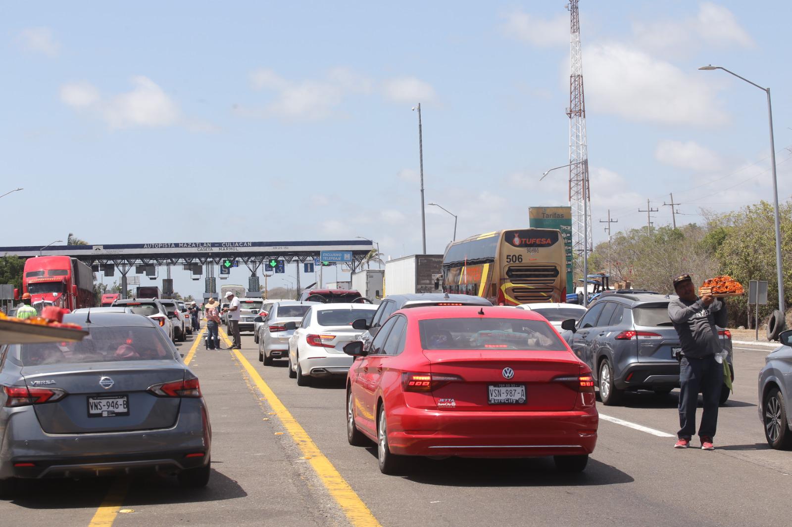 $!Fuerte éxodo vehicular se registra en caseta de peaje de Mármol tras concluir la Semana Santa